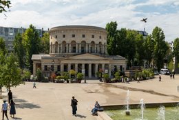 19th-arrondissement;-Architectural-heritage;-Bird;-Claude-Nicolas-Ledoux;-Esplanade;-Fountains;-France;-Île-de-France-region;-Kaleidos;-Kaleidos-images;-La-parole-à-limage;-Paris;-Parisian-heritage;-Pedestrian-area;-Pedestrians;-Place-de-la-Bataille-de-Stalingrad;-Residential-buildings;-Rotonde-de-la-Villette;-Stories-Pictures;-Summer-2026;-Tarek-Charara